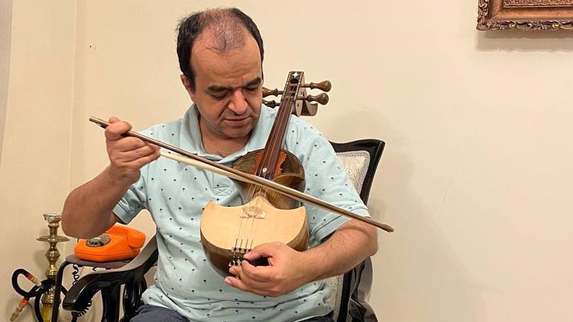 هنرمند نابینای ایرانی بیش از 15 آلت موسیقی می‌نوازد