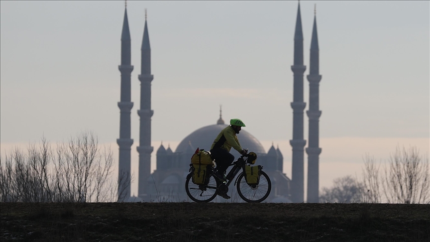 Me biçikletë nga Gjermania drejt Turqisë për të promovuar xhamitë