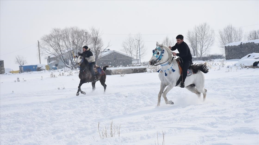 Karsa gelen Rus rehberlere kar üstünde atlı cirit gösterisi sunuldu