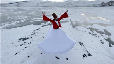Кружащийся дервиш устроил представление на замерзшем озере в Турции