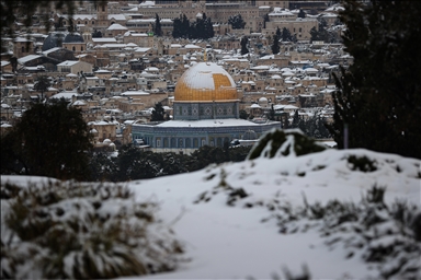 "القدس" تكتسي حلة بيضاء مع التساقط الكثيف للثلوج