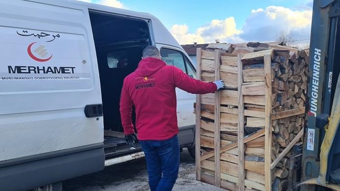 "Merhamet" Norveške obezbijedio drva za ogrjev brojnim socijalno ugroženim porodicama u BiH