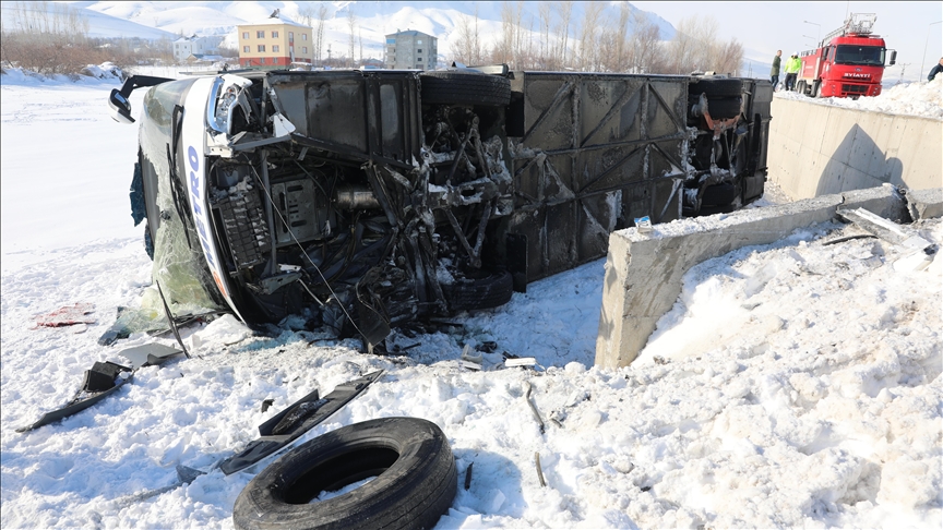 Van'da yolcu otobüsünün devrilmesi sonucu 9 kişi yaralandı