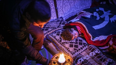 Para ayah Suriah berjaga malam agar anak mereka tak mati kedinginan