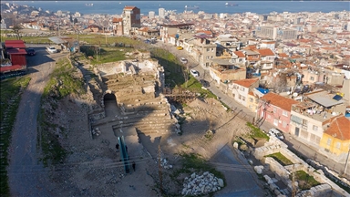 Smyrna Tiyatrosu'nda antik tuvaletin ardından antik geçit bulundu