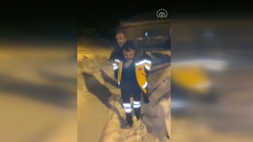 Çorum’da sağlık çalışanı, hastayı karla kaplı yolda 500 metre sırtında taşıdı