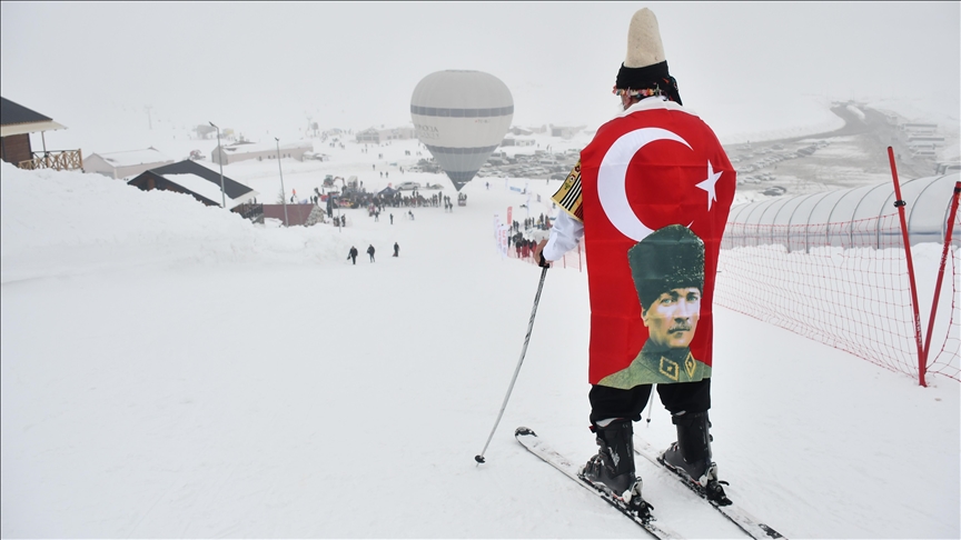 Turkiye: Održano skijaško takmičenje u kostimima