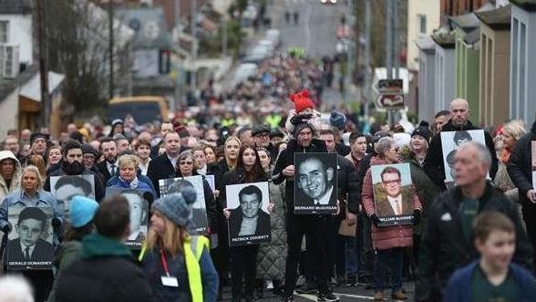 Irlande du Nord : Des milliers de personnes rendent hommage aux victimes du Bloody Sunday