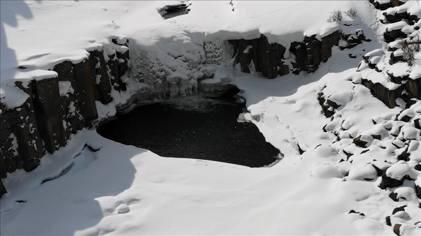 Ağrı’nın saklı güzelliği Meya Şelalesi buzla kaplandı Ağrı’nın saklı güzelliği Meya Şelalesi buzla kaplandı