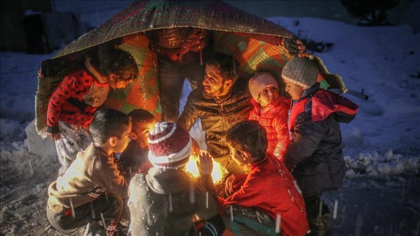 Pengungsi Suriah di Idlib bakar pakaian agar tetap hangat