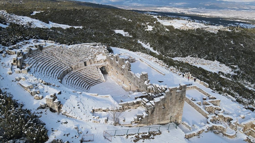 Gladyatörler şehri Kibyranın devasa anıtsal yapıları beyaz örtüyle kaplandı
