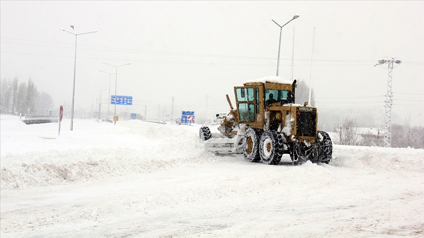 Kar ve tipi nedeniyle kapanan Sivas-Erzincan kara yolu ulaşıma açıldı