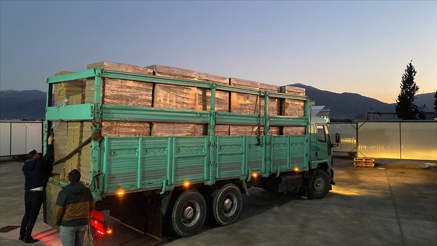 İzmir'de kaçak sigara fabrikasına yönelik operasyonda 18 gözaltı