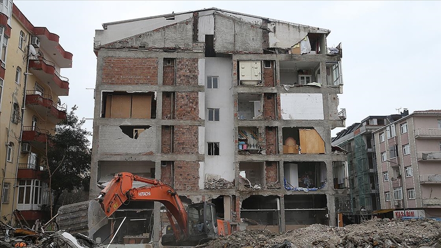 İstanbulda yan duvarı olmadığı ortaya çıkan bina tahliye edildi