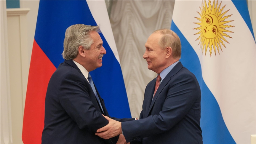 Alberto Fernández se reúne con Putin y afirma que quiere liberar a su país  de la