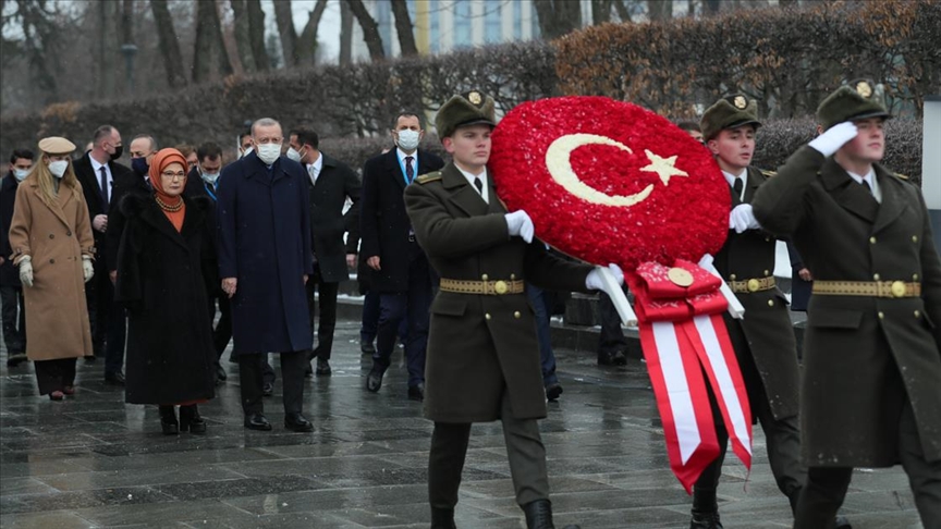 Cumhurbaşkanı Erdoğan Kiev'deki Meçhul Asker Anıtı'nı ziyaret etti