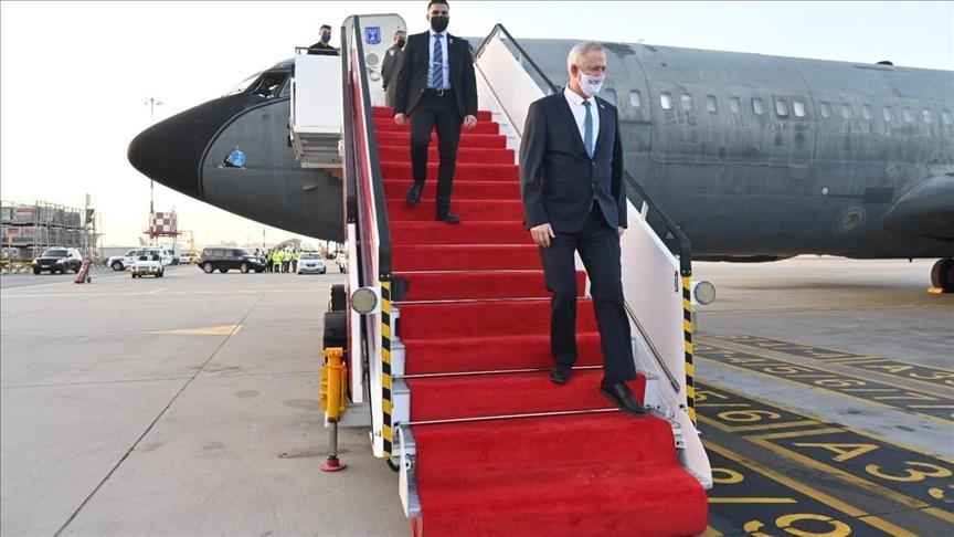 وزير دفاع إسرائيل يلتقي قائد الأسطول الخامس الأمريكي بالبحرين