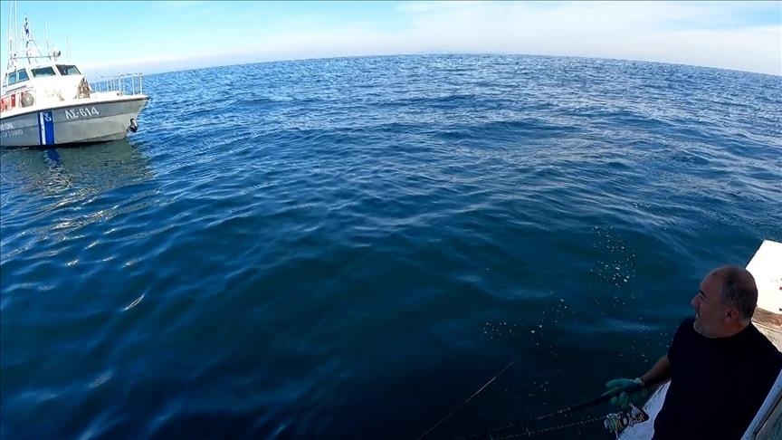 Les garde-côtes grecs harcèlent un pêcheur turc et son équipage dans les eaux internationales