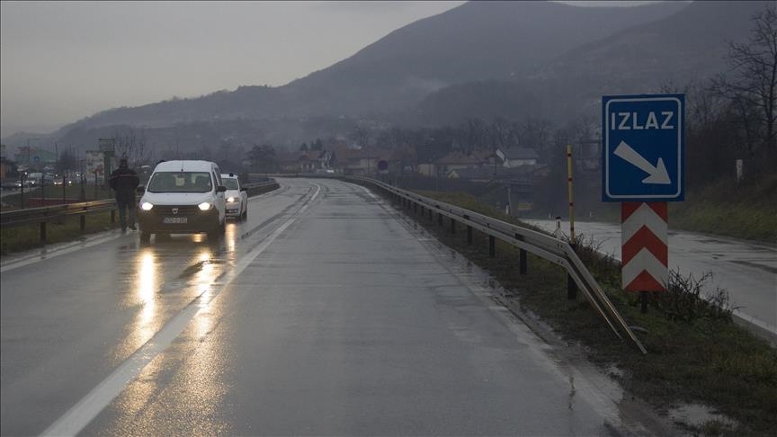 BIHAMK: Na putevima u BiH jutros se saobraća po pretežno mokrom ili vlažnom kolovozu