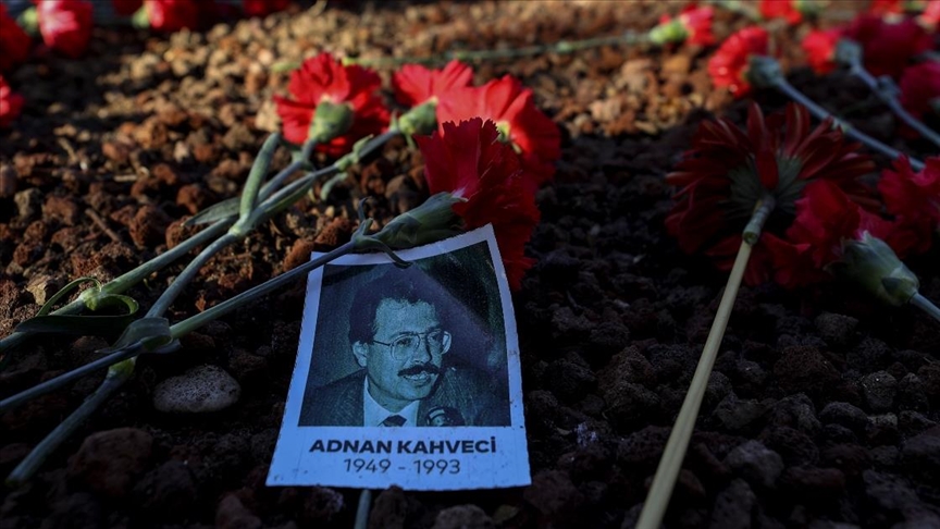Eski Bakan Adnan Kahveci vefatının 29. yılında mezarı başında anıldı