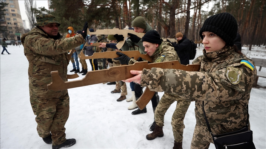 В Украине военные обучают мирное население навыкам обороны