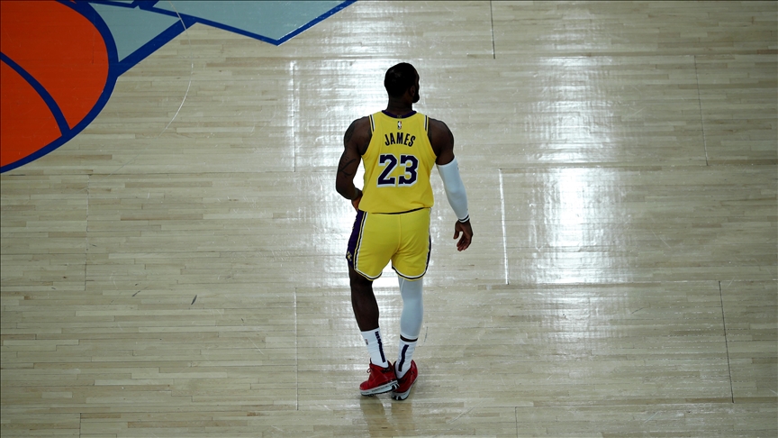 Lakers, LeBron Jamesin triple-double yaptığı maçta Knicksi yendi