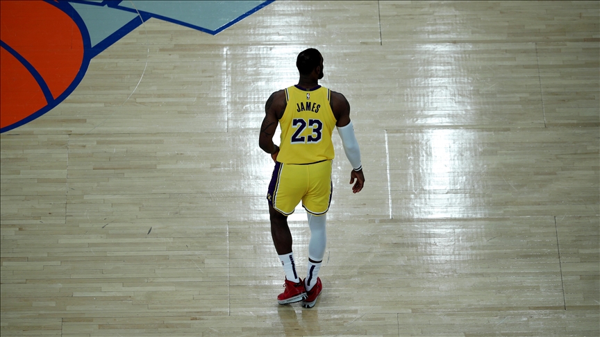Lakers, LeBron James'in 'triple-double' yaptığı maçta Knicks'i yendi