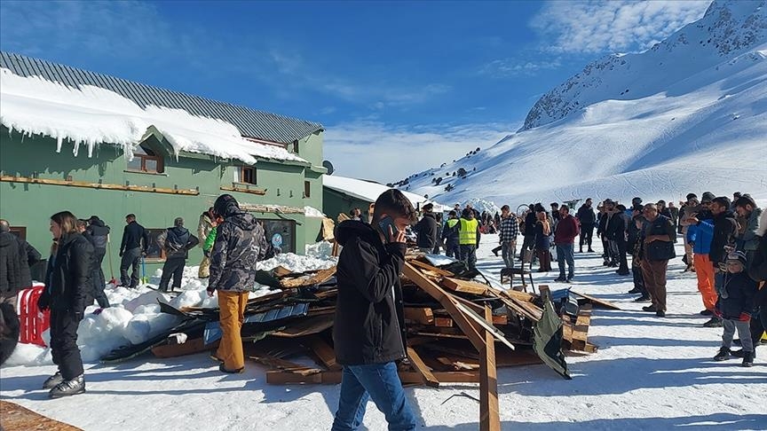 В Анталье рухнул навес в горнолыжном центре «Саклыкент»: 8 пострадавших 