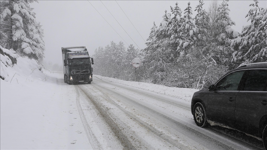 BIHAMK: Obustavljen saobraćaj za kamione s prikolicom i šlepere na putu Ljubogošta-Podromanija