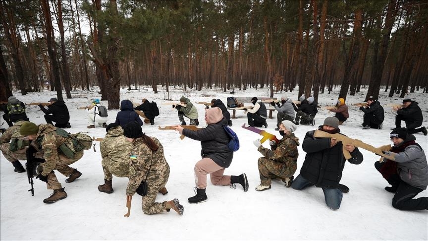 Ukraina latih warga sipil hadapi kemungkinan serangan Rusia
