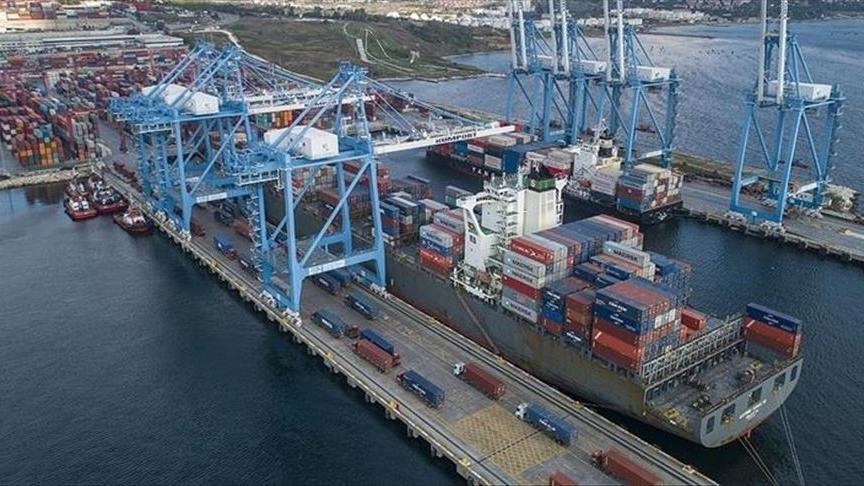 US trade deficit rises 1.8% in December