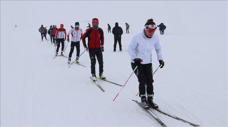 Kayak sporcuları Ağrının soğuk ve karlı dağlarında başarıya koşuyor