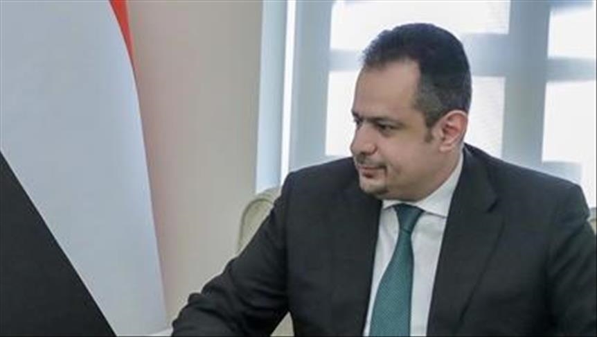 اليمن.. رئيس الحكومة يناقش أسباب انعدام المشتقات النفطية بعدن