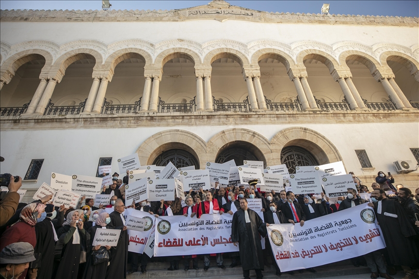 قضاة تونسيون يحتجون رفضًا لإعلان حل "الأعلى للقضاء"
