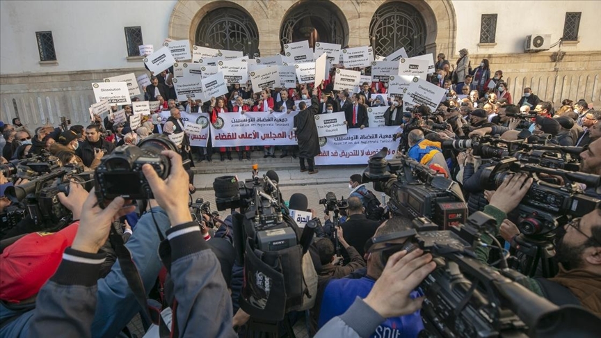 Tunuslu hukukçular, Cumhurbaşkanı Said'in Yüksek Yargı Konseyi kararını protesto etti