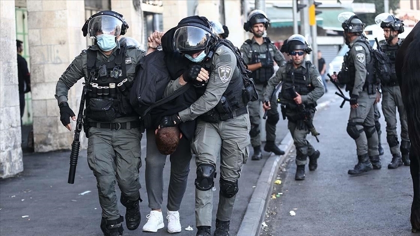 İsrail güçleri 2si çocuk 12 Filistinliyi gözaltına aldı