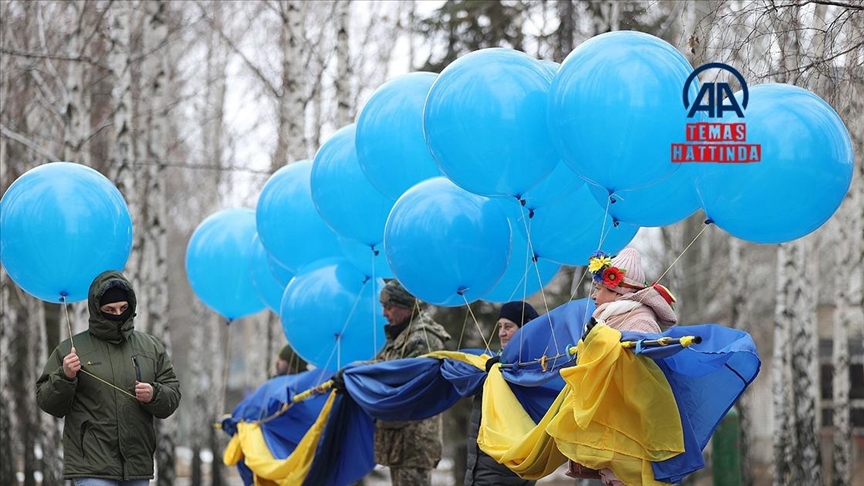 Donbas'ta gönüllüler ayrılıkçıların tarafına balonlarla Ukrayna bayrağı gönderiyor