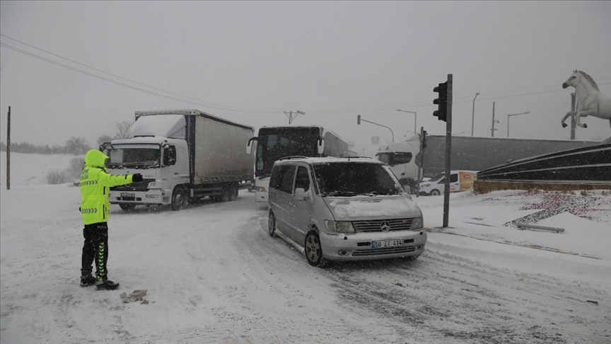 Kar ve tipi nedeniyle kapanan Nevşehir-Aksaray kara yolu ulaşıma açıldı