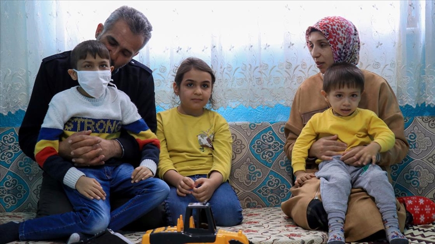 Kızlarını kaybettikleri hastalığı taşıyan 3 çocukları için mücadele veriyorlar