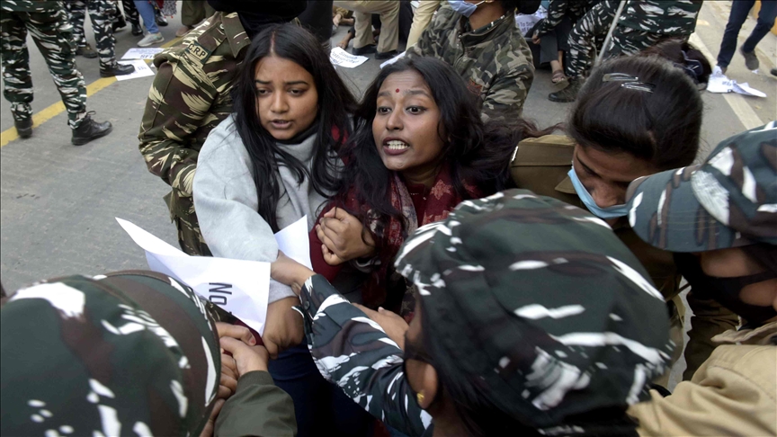 Tribunal de la India prohíbe temporalmente el uso de prendas religiosas en las aulas