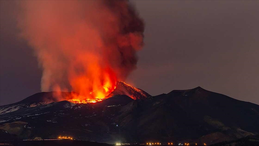 L’Etna in Italia emette lava per la prima volta quest’anno