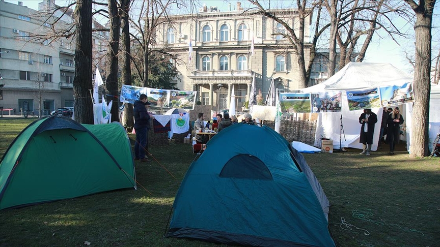 Beograd: Ekološki aktivisti proveli noć u parku ispred Vučićevog kabineta