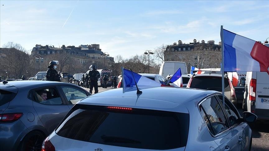 Convoi de la liberté à Paris: vifs affrontements en cours sur les Champs-Elysées