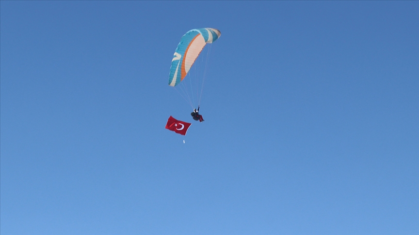 Erzincan'ın kurtuluşunu gökyüzünde Türk bayrağı açarak kutladılar
