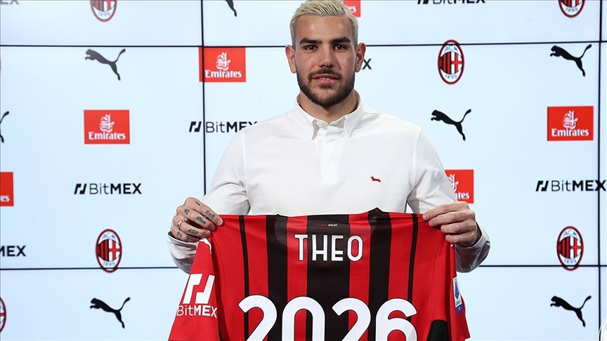 Theo Hernandez renews his contract with AC Milan until 2026
