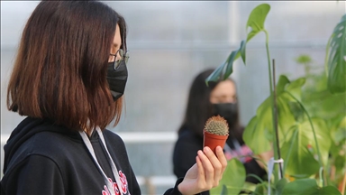 Okul serasında ürettikleri çiçeklerle insanların mutluluklarına ortak oluyorlar