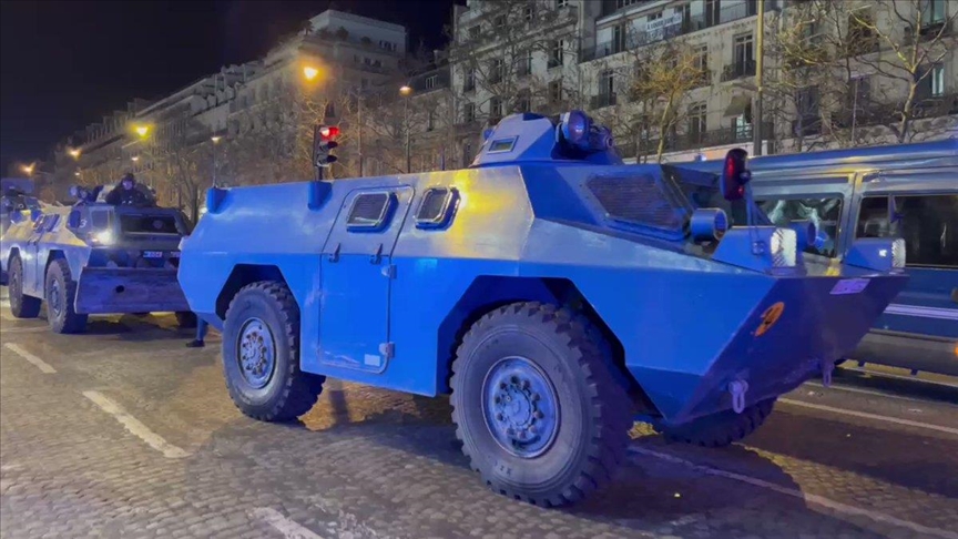 Convoi de la liberté à Paris: les blindés de la gendarmerie déployés sur les Champs-Elysées