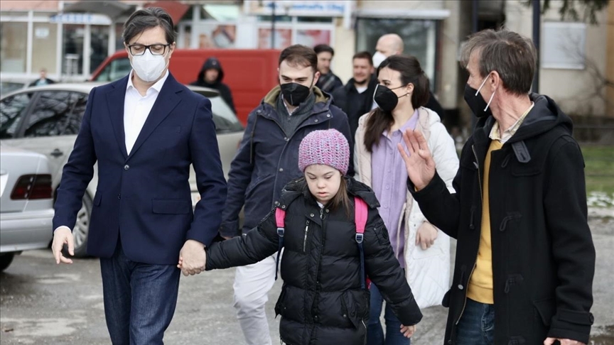 Пендаровски ја однесе на училиште малата Ембла, симболот на сплотеност