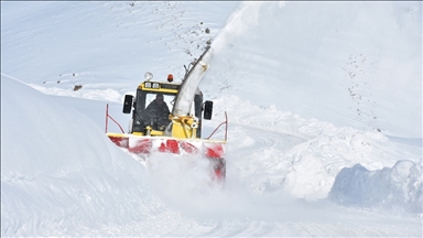 Sivas'ta kar ve tipi nedeniyle 75 köy yolu ulaşıma kapandı