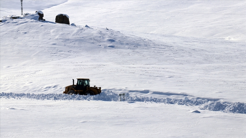 Sivasta kar ve tipi nedeniyle 32 köy yolunda ulaşım sağlanamıyor